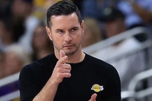 开云体育app下载-湖人防守没救了！资源不够，雷迪克无体系支撑，对手疯狂点东契奇|马库斯-斯玛特|八村塁|夏洛特黄蜂队|洛杉矶湖人队|JJ-雷迪克_新浪体育_新浪新闻