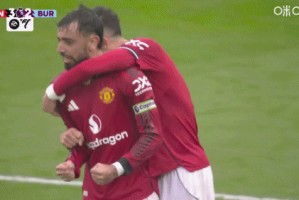 开云体育app下载-不容易！曼联3-2绝杀升班马，曼联众将激动庆祝&amp;amp;齐尔克泽抱阿莫林