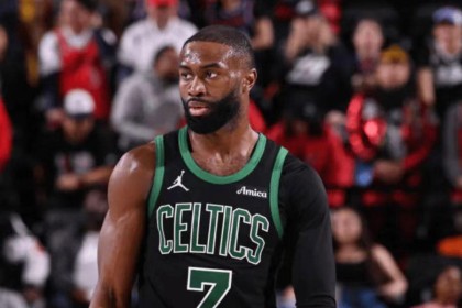 开云官方网-NBA官方罚单：杰伦-布朗出局抨击该调查3名裁判 被罚款5万美元